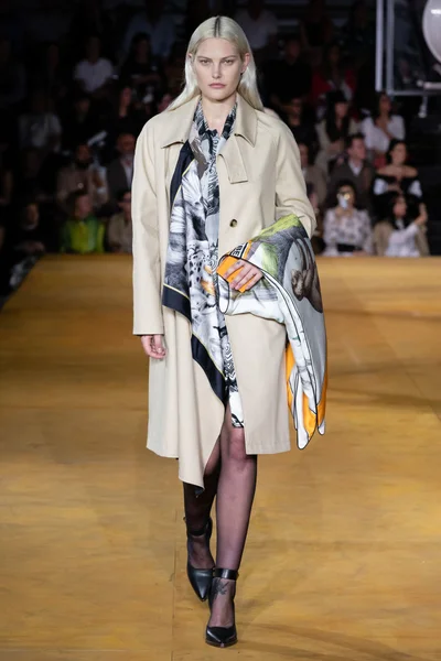 Look 18